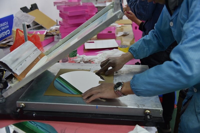 The 7 Ways to Make the Residue of the Silk Screen Film on the Acrylic Display no Longer become a Trouble