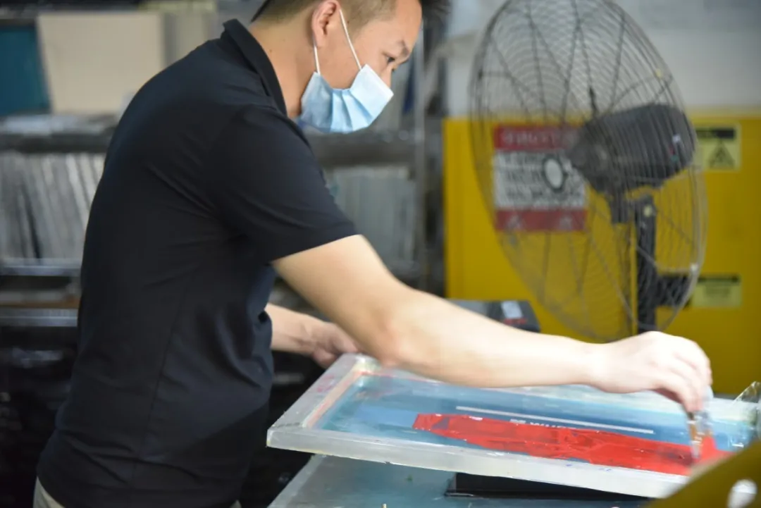 The difference between screen printing and UV digital printing process!